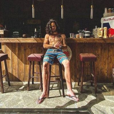 Άγγελος Λάτσιος: Δείτε τον πρώτη φορά στο δωμάτιό του να παίζει κιθάρα!