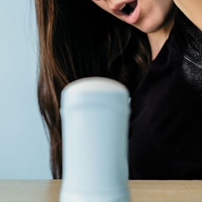 Λεκές από αποσμητικό στα ρούχα : Εύκολοι τρόποι να τον αφαιρέσετε