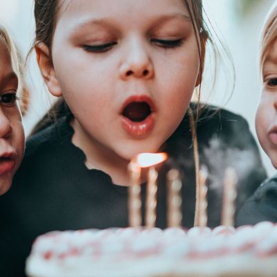 Η πρόσκληση (στο παιδικό πάρτι) άργησε μια μέρα!