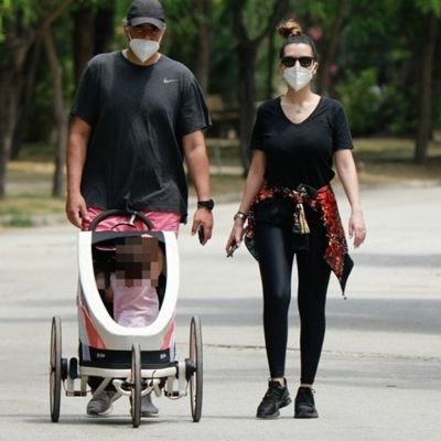 Ράλλη - Ανδρούτσος: Ξέγνοιαστες στιγμές με την κόρη τους στο κέντρο της Αθήνας