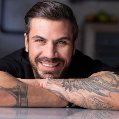 Άκης Πετρετζίκης: Ο πιο ευτυχισμένος μπαμπάς-Η πρώτη φωτό με το νεογέννητο μωρό και τη σύντροφό του