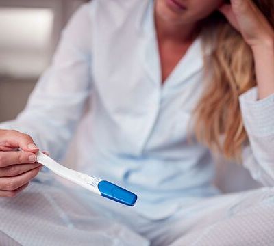 Γιατί η γονιμότητα της γυναίκας μειώνεται όσο αυτή μεγαλώνει;