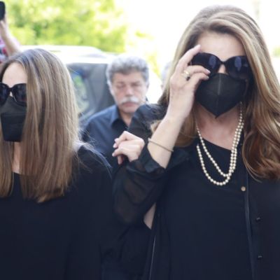 Κηδεία Βοσκόπουλου: Συντετριμμένη η Άντζελα Γκερέκου - Υποβασταζόμενη η Μαρία Βοσκοπούλου