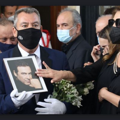 Κηδεία Βοσκόπουλου: Συγκλονιστική στιγμή! Το χάδι της Γκερέκου στη φώτο του Τόλη Βοσκόπουλου