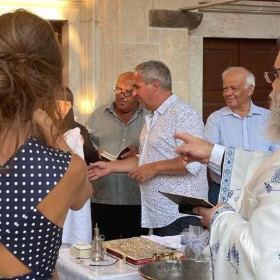 Από το Λος Άντζελες στην Αίγινα για να βαφτίσει τον γιο της!