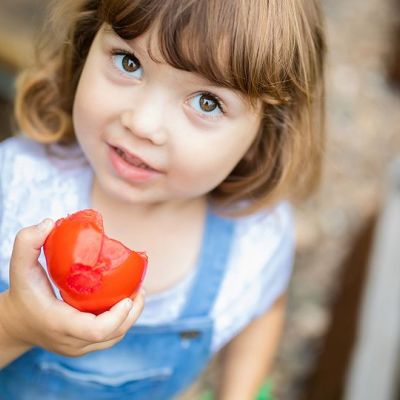 Tips για μαμάδες: Έτσι θα καθαρίσετε το λεκέ από ντομάτα στα ρούχα
