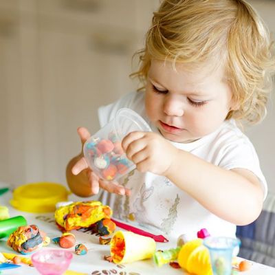 Tips για μαμάδες: Πώς να καθαρίσετε το λεκέ από πλαστελίνη