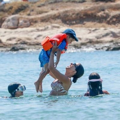 Σταματίνα Τσιμτσιλή: Τα παιχνίδια με τα παιδιά της στη θάλασσα και η καλλίγραμμη σιλουέτα