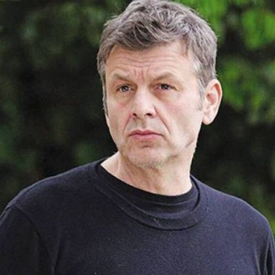 Απόστολος Γκλέτσος: Δείτε την κούκλα κόρη του με μπικίνι να τρώει το κολατσιό της στην παραλία!