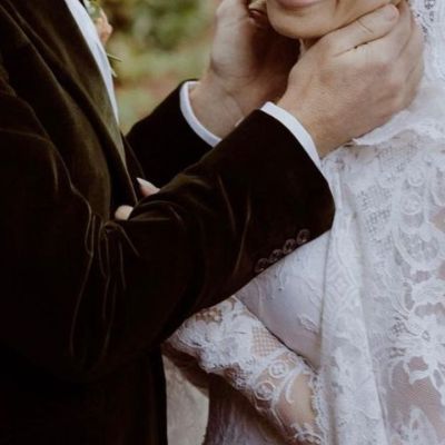 Η 32χρονη ηθοποιός ντύθηκε νύφη σε ένα παραμυθένιο σκηνικό και οι φωτογραφίες έγιναν viral