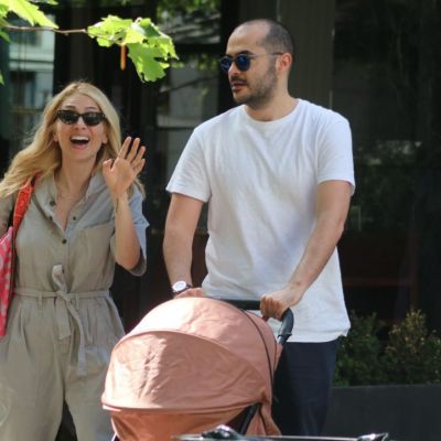 Ηλιάκη – Μανουσάκης: Βόλτα με το μωρό τους στο κέντρο της Αθήνας – Απίθανες φωτό