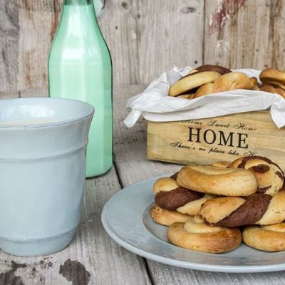 Η συνταγή για τα κλασικά δίχρωμα κουλουράκια