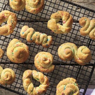 Παιδικά κουλουράκια με πολύχρωμη τρούφα - Πώς θα τα φτιάξετε