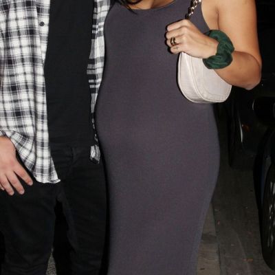 Γεννάει από μέρα σε μέρα αλλά βγήκε βραδινή βόλτα για να διασκεδάσει με τον τραγουδιστή σύζυγό της!