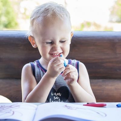 Tips για μαμάδες: Έτσι θα αφαιρέσετε την κηρομπογιά από τα ρούχα των παιδιών