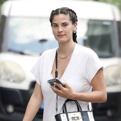 Χριστίνα Μπόμπα: Με ολόσωμη λευκή φόρμα και χτένισμα που θα ζηλέψεις για βόλτα στο Κολωνάκι