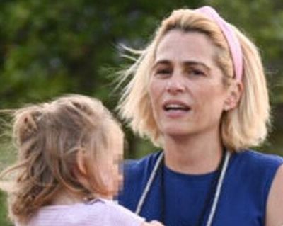 Τζένη Μπότση: Η κόρη της μεγάλωσε και «κλέβει» τις εντυπώσεις! Τα ξανθά μαλλάκια και το τέλειο στιλ