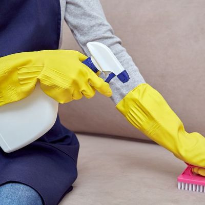 Λεκέδες στον καναπέ: Καθαρίστε τους με υλικά που έχετε σπίτι σας