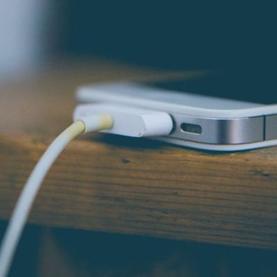 12 λάθη που κάνεις όταν φορτίζεις το κινητό σου