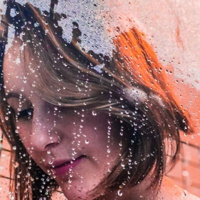 Ο απίστευτος λόγος που δεν πρέπει να ρίχνεις νερό στο πρόσωπό σου την ώρα του μπάνιου