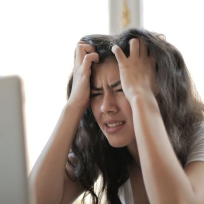 Κρίσεις πανικού: Πώς θα τις αντιμετωπίσεις με φυσικούς τρόπους