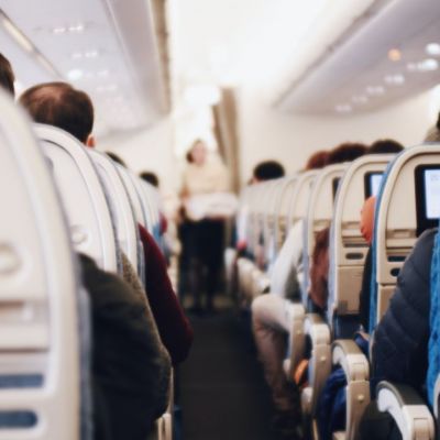 Η εταιρία που δίνει μπόνους 10.000 δολάρια και αεροπορικά εισιτήρια πρώτης θέσης