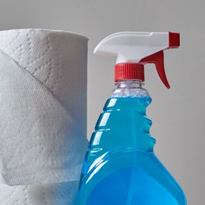 Αυτός είναι ο σωστός τρόπος να καθαρίζεις με χλωρίνη το σπίτι: Τα λάθη που κάνουμε όλες