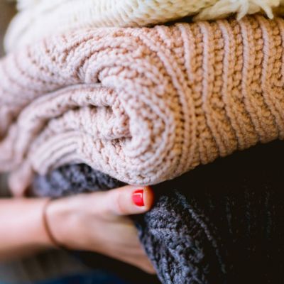 Πώς θα διπλώσεις τα πουλόβερ για να μην πιάνουν χώρο στην ντουλάπα (video)