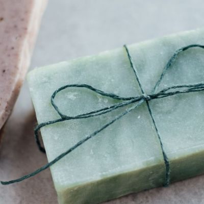 Κι όμως το παραδοσιακό σαπούνι έχει πολλές ακόμη χρήσεις που δε γνώριζες μέχρι σήμερα