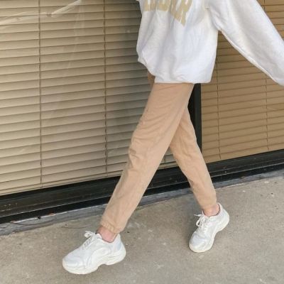 8 τρόποι να φορέσεις τα λευκά sneakers το φθινόπωρο