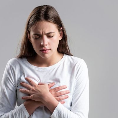 Γιατί πονάω στο στήθος εκτός περιόδου;