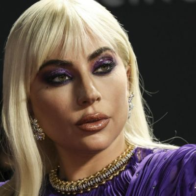 Μοβ μεταλλική σκιά και glitter στα χείλη – Η Lady Gaga δίνει το σήμα για την party season