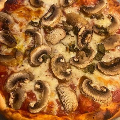 Συνταγή για σπιτική Pizza Margarita με μανιτάρια και λάδι τρούφας (Γράφει η Majenco)