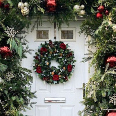 Τα Χριστούγεννα από την πόρτα φαίνονται! 10 ιδέες για να την κάνεις πιο festive από ποτέ
