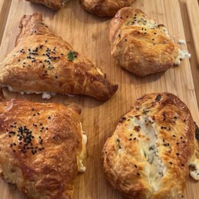 Η πιο yummy συνταγή για τυροπιτάκια σε σφολιάτα είναι αυτή εδώ (Γράφει η Majenco)