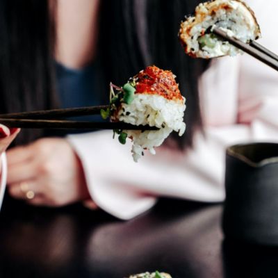 Σ' αρέσει το κινέζικο; Τα tips για να κρατάς τα chopsticks σαν expert