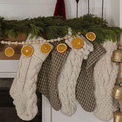 Δεν θέλεις να στολίσεις χριστουγεννιάτικο δέντρο; 7 ιδέες να διακοσμήσεις γιορτινά το σπίτι σου