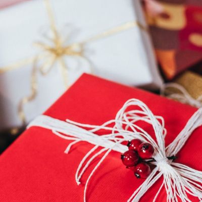 Ο πιο εύκολος τρόπος για να τυλίξεις μόνη σου τα χριστουγεννιάτικα δώρα είναι εδώ! (video)