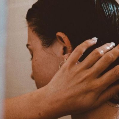 Πώς να λούσεις τα μαλλιά σου σωστά σε 6 απλά βήματα