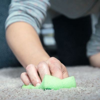 Tips για μαμάδες: Λεκές από σοκολάτα στο χαλί - Έτσι θα τον εξαφανίσετε (vid)