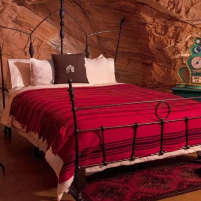 Αν είσαι λάτρης του Grinch τότε μπορείς να μείνεις αυτά τα Χριστούγεννα στη ...σπηλιά του!