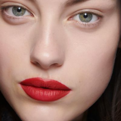 10 κόκκινα κραγιόν ιδανικά για τις γιορτές των Χριστουγέννων