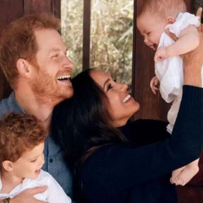 Για πρώτη φορά βλέπουμε το πρόσωπο της Lilibet! Η χριστουγεννιάτικη κάρτα της Meghan και του Harry