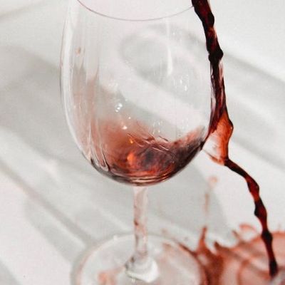 Tips για μαμάδες: Λεκές από κρασί σε τραπεζομάντηλο - Πώς να τον αφαιρέσετε