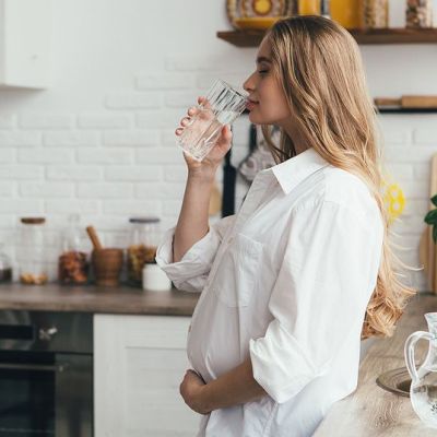 Συχνουρία στην εγκυμοσύνη: Πότε ξεκινάει και πώς μπορείτε να τη μειώσετε