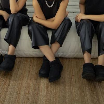 Οι κοντές fluffy μπότες έχουν γίνει viral - Πώς θα τις φορέσεις