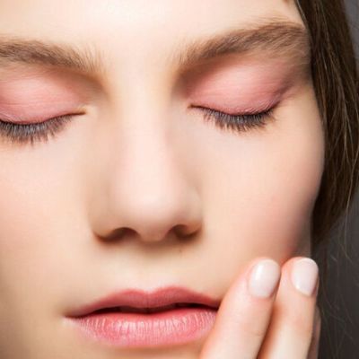 Tips μακιγιάζ για να μη φαίνονται οι ρυτίδες γύρω από τα μάτια