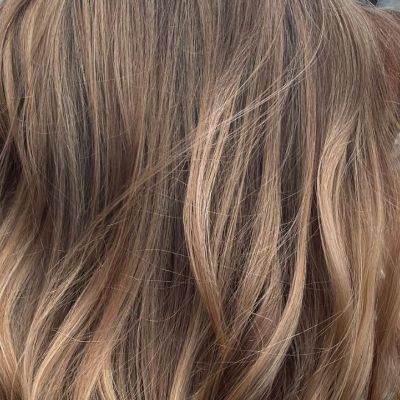 To milk tea hair color trend είναι η μεγαλύτερη τάση στα χρώματα μαλλιών το 2022