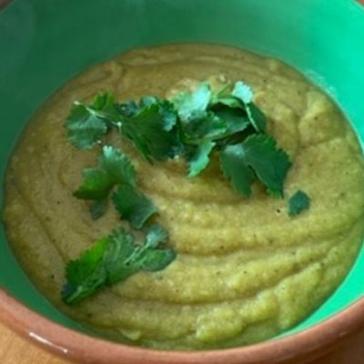 Συνταγή για σούπα με κουνουπίδι πατάτα σκόρδο και κουρκουμά ότι καλύτερο για τον καιρό αυτό (Γράφει η Majenco)