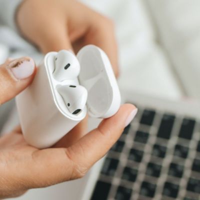 Πώς θα καθαρίσεις εύκολα και σωστά τα ακουστικά σου